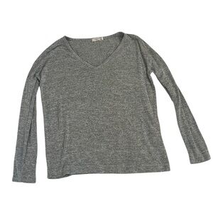 Here’s a Rag & Bone Women’s Gray V-Neck Long Sleeve Top size M